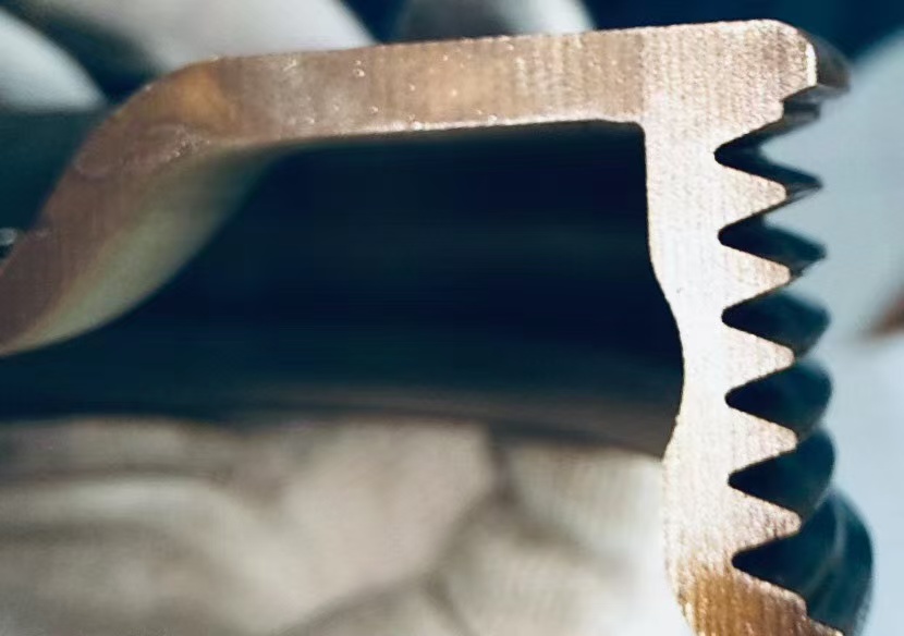 ������Ƥ���֣���һ��ְ強ѹ���ͣ�ͼʾ���β��֣���Ա��Ҫע����