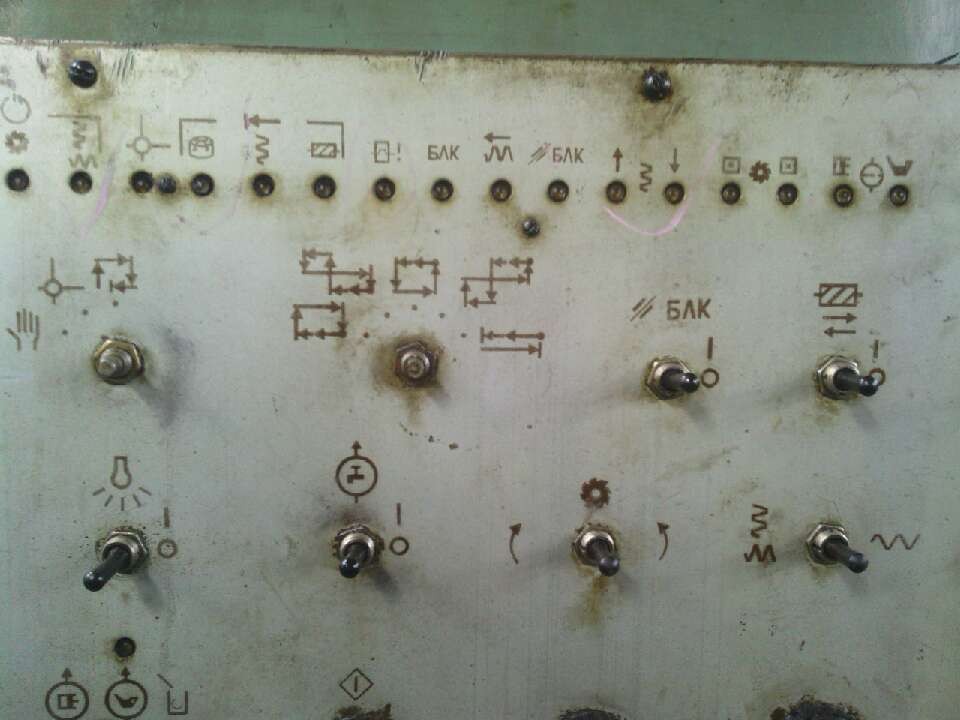 沿